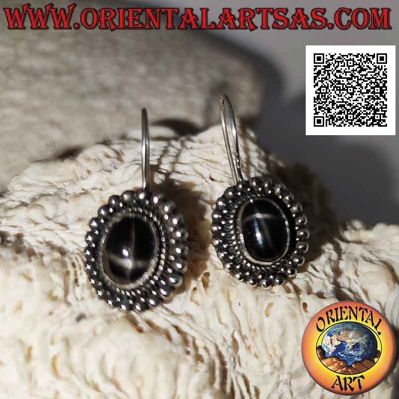 Pendientes de plata con estrella negra (estrella diópsido) ovalada rodeada de bolas entrelazadas, pequeñas y grandes
