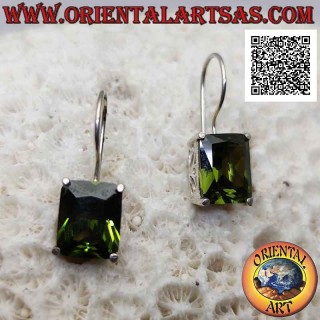 Pendientes de plata con circonitas rectangulares de color oliva engastadas en un marco liso con aberturas laterales