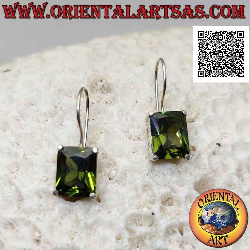 Pendientes de plata con circonitas rectangulares de color oliva engastadas en un marco liso con aberturas laterales