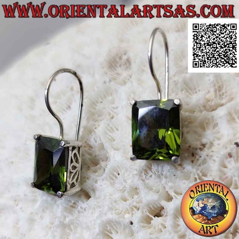 Orecchini in argento con zircone color oliva rettangolare incastonato su montatura liscia con trafori laterali