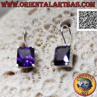 Pendientes de plata con amatista sintética rectangular engastados en un marco liso con aberturas laterales