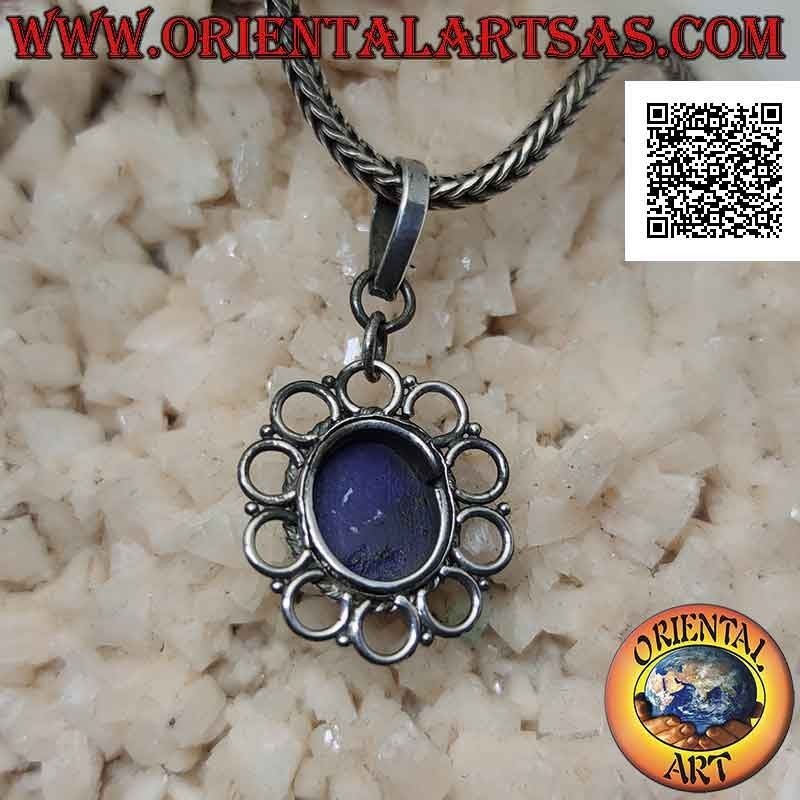 Colgante de plata con lapislázuli ovalado natural rodeado de círculos perforados y tejidos