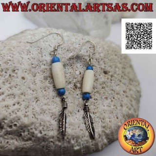 Pendientes de plata con cilindro blanco entre cuentas de turquesa y colgante de pluma