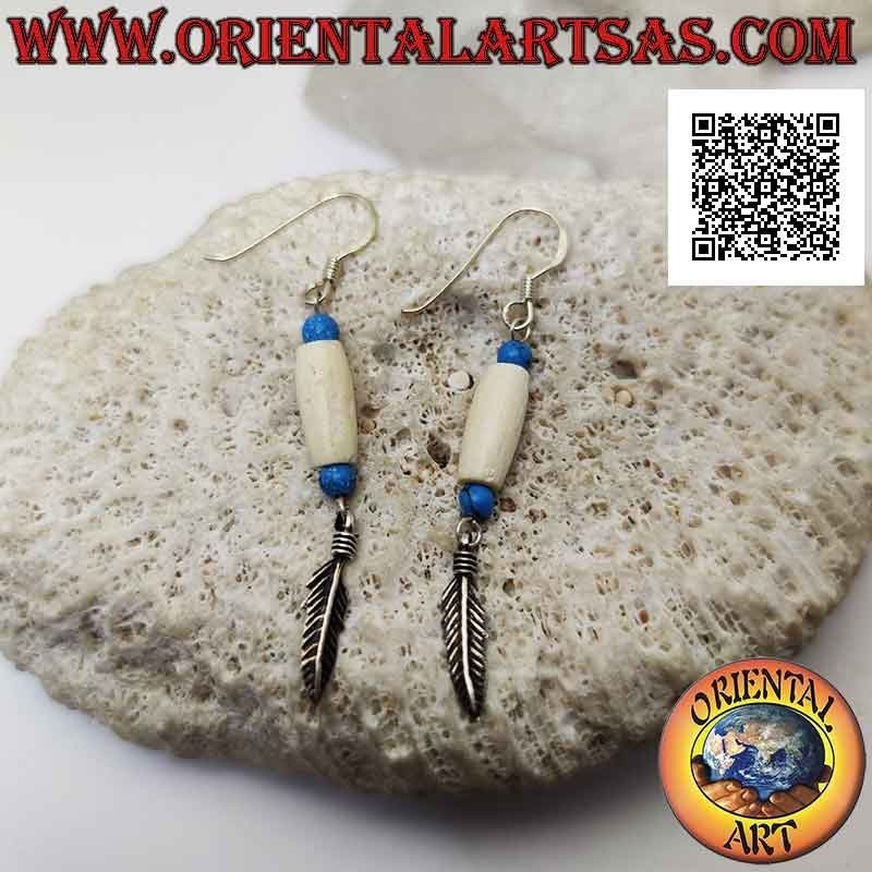 Pendientes de plata con cilindro blanco entre cuentas de turquesa y colgante de pluma