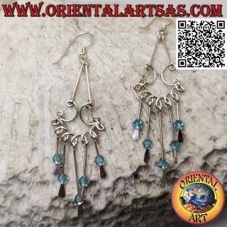 Orecchini in argento ad arco arrotolato con cristalli azzurri pendenti