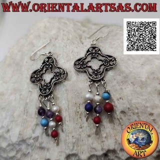 Pendientes de rombos redondos de plata decorados con filigrana con colgantes de cuentas multicolores y plata