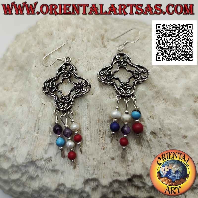 Pendientes de rombos redondos de plata decorados con filigrana con colgantes de cuentas multicolores y plata
