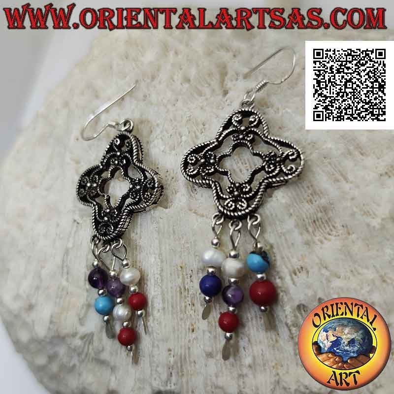 Pendientes de rombos redondos de plata decorados con filigrana con colgantes de cuentas multicolores y plata
