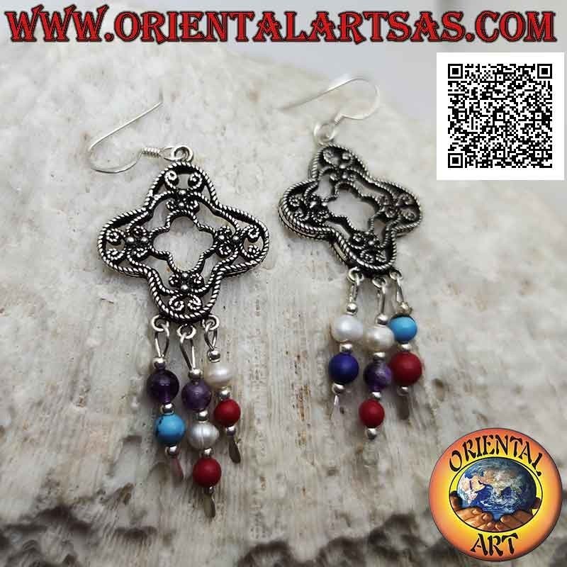 Pendientes de rombos redondos de plata decorados con filigrana con colgantes de cuentas multicolores y plata