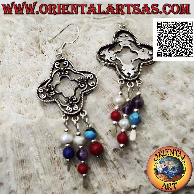 Pendientes de rombos redondos de plata decorados con filigrana con colgantes de cuentas multicolores y plata