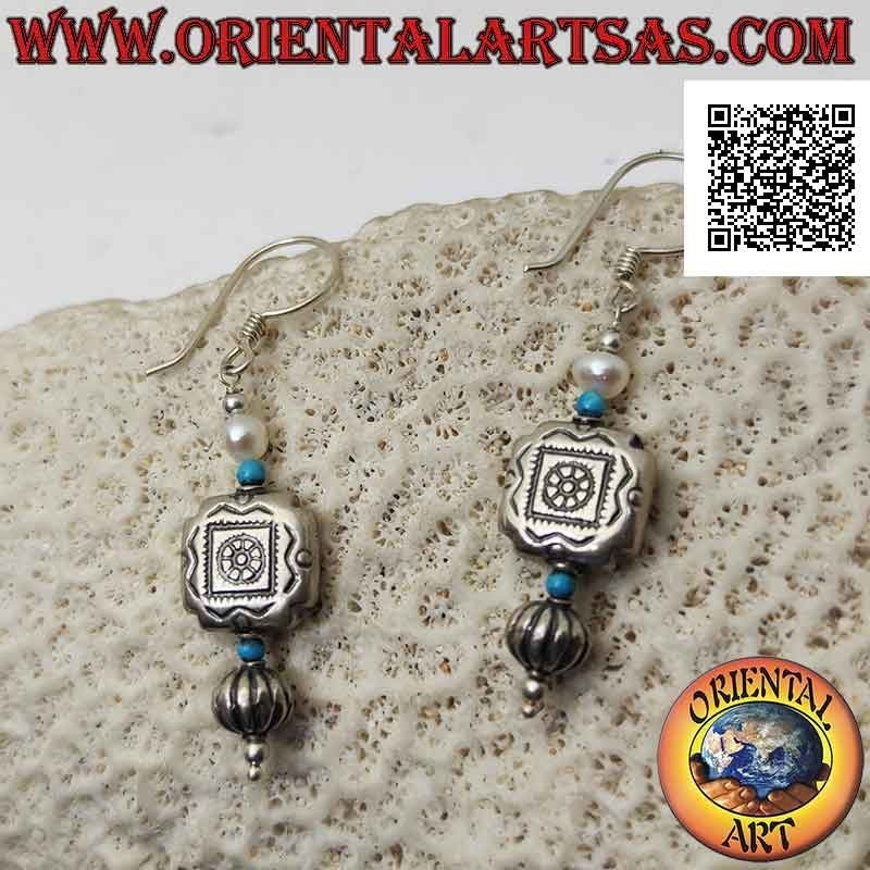 Pendientes de palanca de plata con inserciones de plata grabadas, perlas y bolas de turquesa