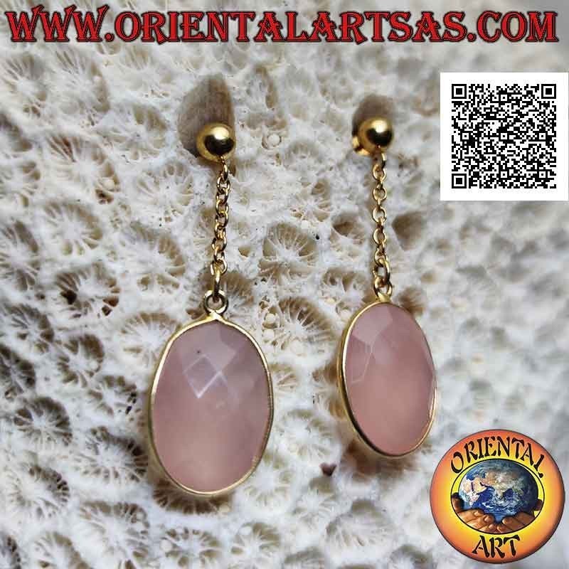 Pendientes de plata chapada en oro con cuarzo rosa ovalado facetado al ras con borde liso