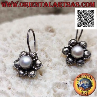 Pendientes de flor de seis pétalos en plata con perla blanca central