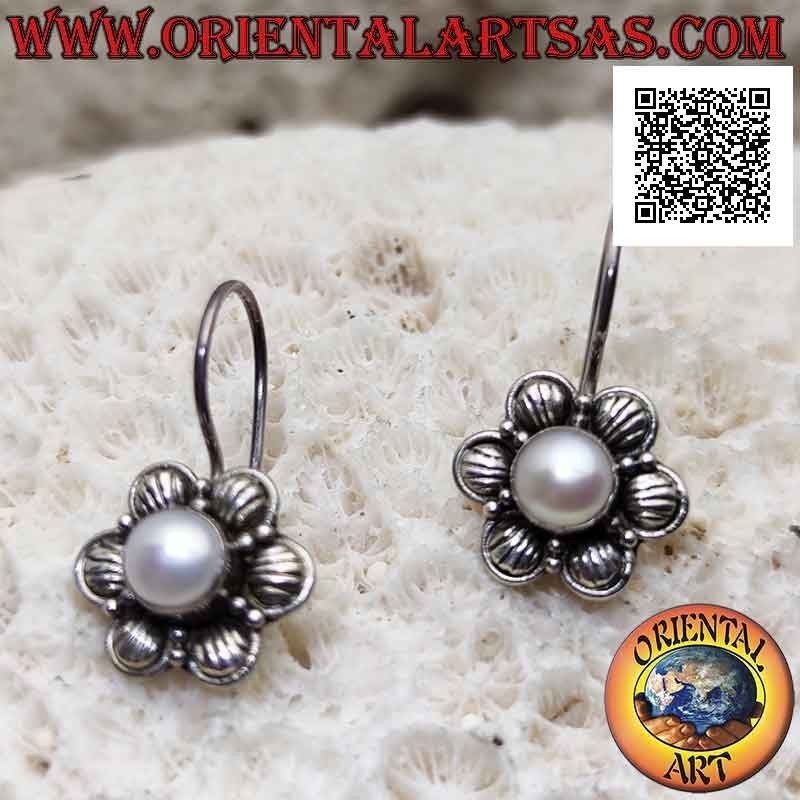 Pendientes de flor de seis pétalos en plata con perla blanca central