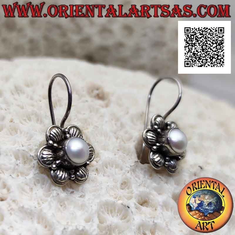 Pendientes de flor de seis pétalos en plata con perla blanca central