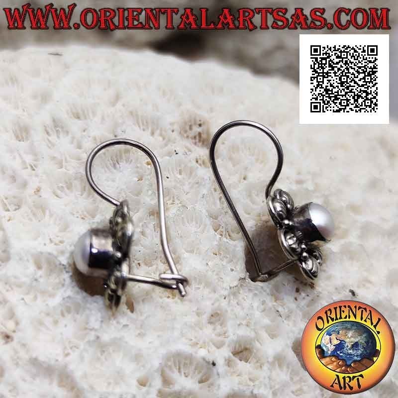 Boucles d'oreilles dormeuses six pétales en argent avec perle blanche centrale