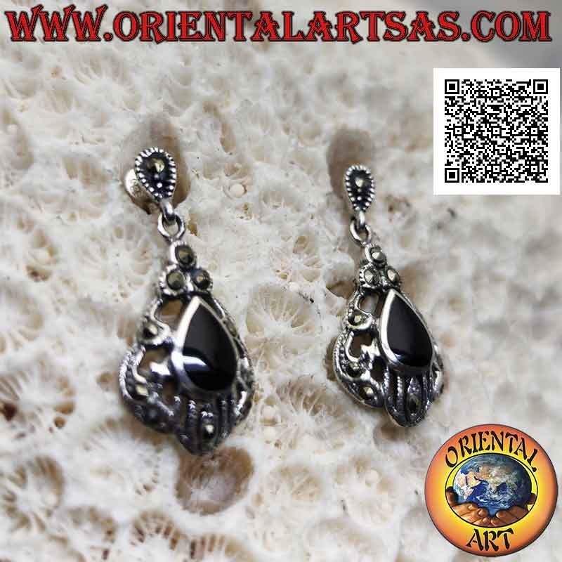 Orecchini in argento con onice a goccia contornata da decorazione avvolgente traforata tempestata di marcassite