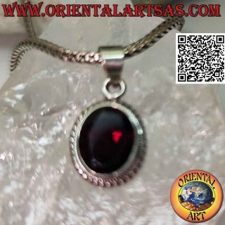 Colgante de plata con granate facetado ovalado natural rodeado de entretejidos
