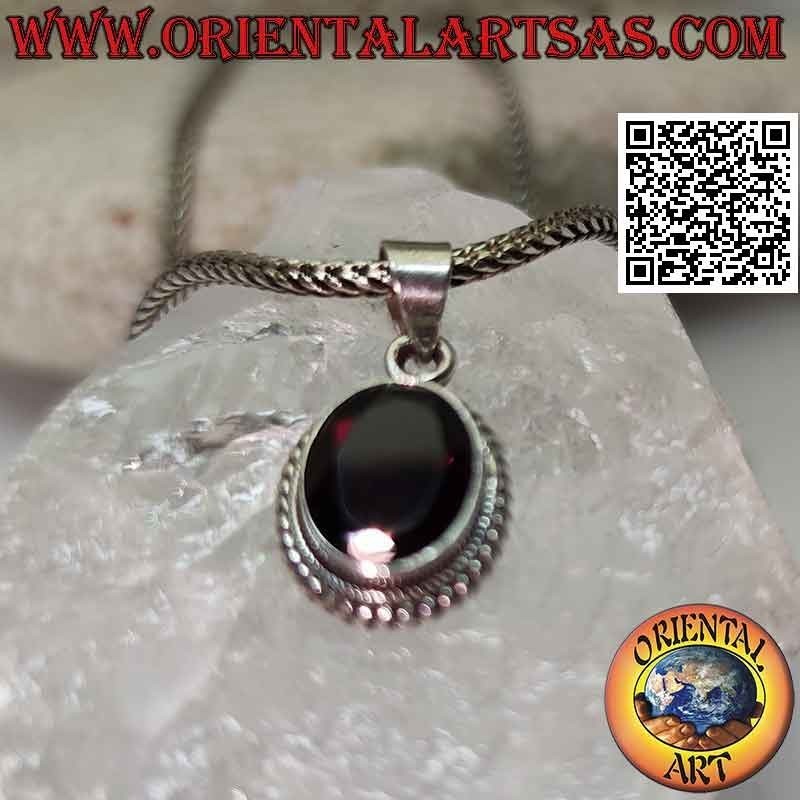 Pendentif en argent avec grenat naturel ovale facetté entouré d'entrelacs