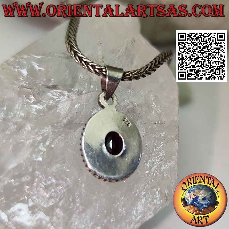 Silberanhänger mit natürlichem, oval facettiertem Granat, umgeben von Flechten