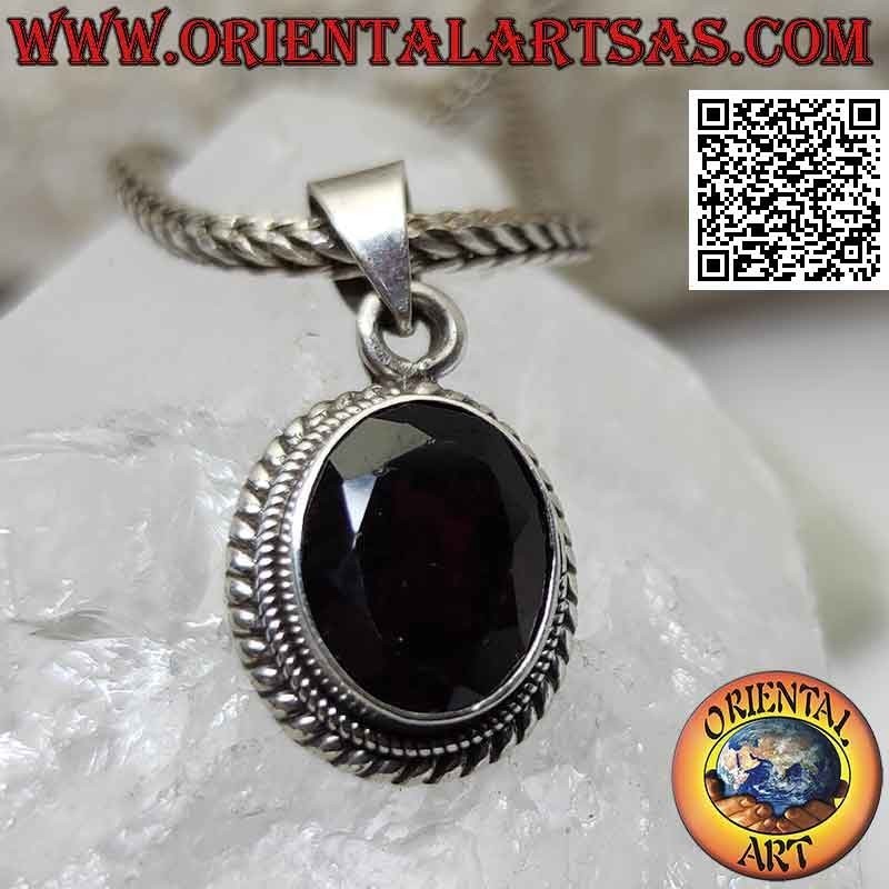 Colgante de plata con granate facetado ovalado natural rodeado de entretejidos