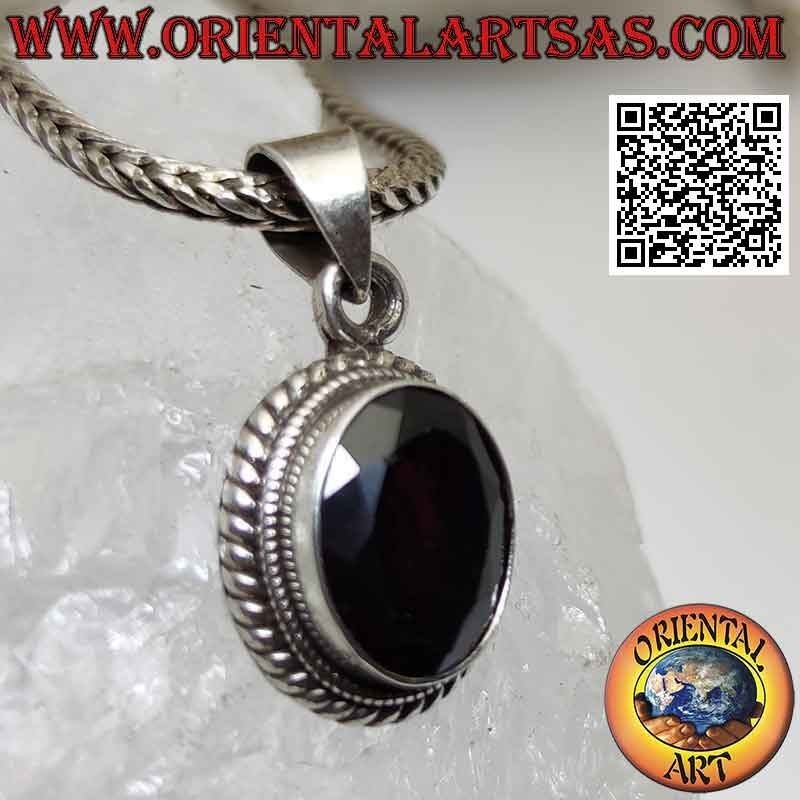Pendentif en argent avec grenat naturel ovale facetté entouré d'entrelacs