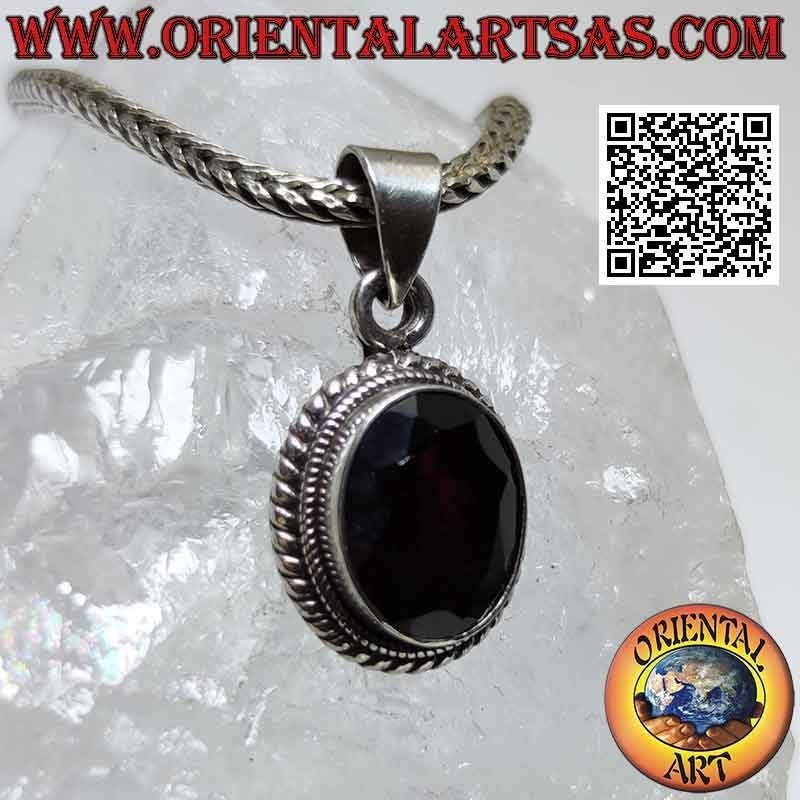 Ciondolo in argento con granato naturale ovale sfaccettato contornato da intreccio