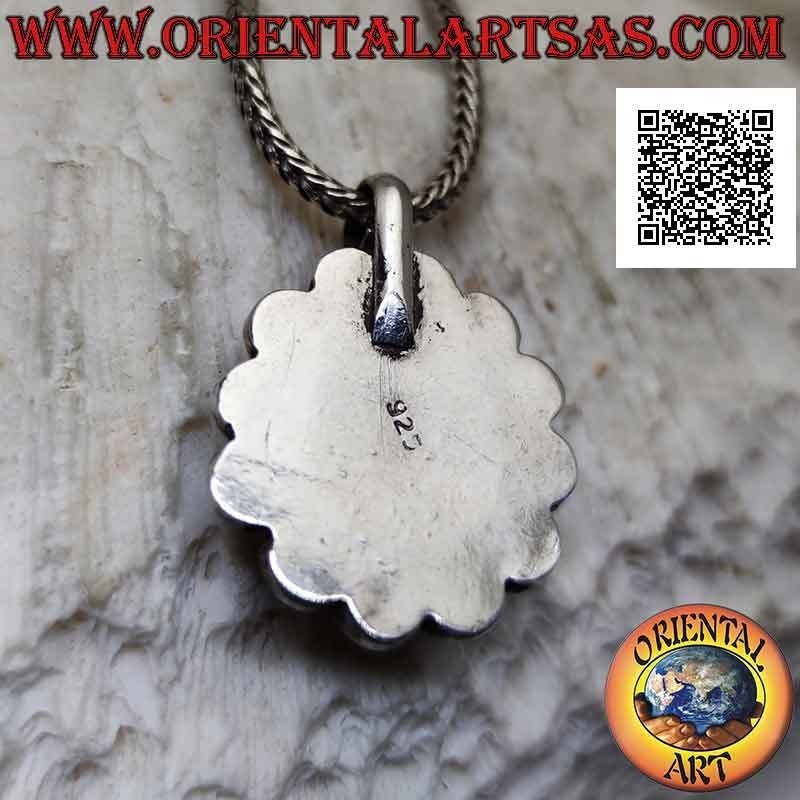 Colgante de plata con turquesa tibetana redonda natural rodeada de entretejidos y corales redondos antiguos.