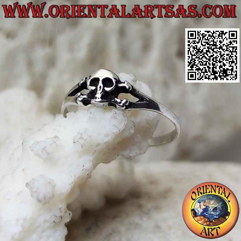 Anillo de plata con calavera en las dos tibias cruzadas (pequeño)