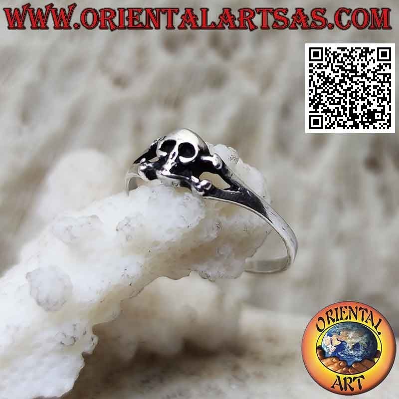 Silberring mit Totenkopf an den beiden gekreuzten Knochen (klein)