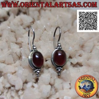 Orecchini in argento a monachella con corniola ovale cabochon con bordo liscio e tris di palline sopra e sotto