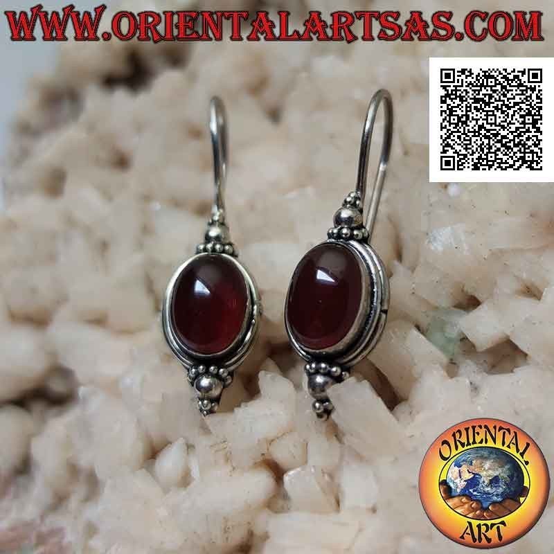 Pendientes de gancho de plata con cornalina de cabujón ovalado con borde liso y trío de bolas arriba y abajo