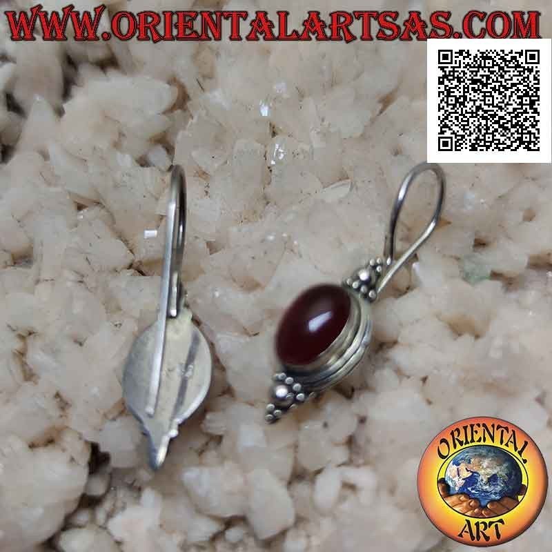 Boucles d'oreilles en argent crochet avec cornaline cabochon ovale avec bord lisse et trio de boules au-dessus et en dessous