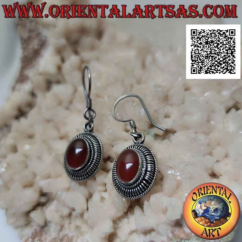 Orecchini in argento a monachella con corniola ovale cabochon e cornice a righe perpendicolari