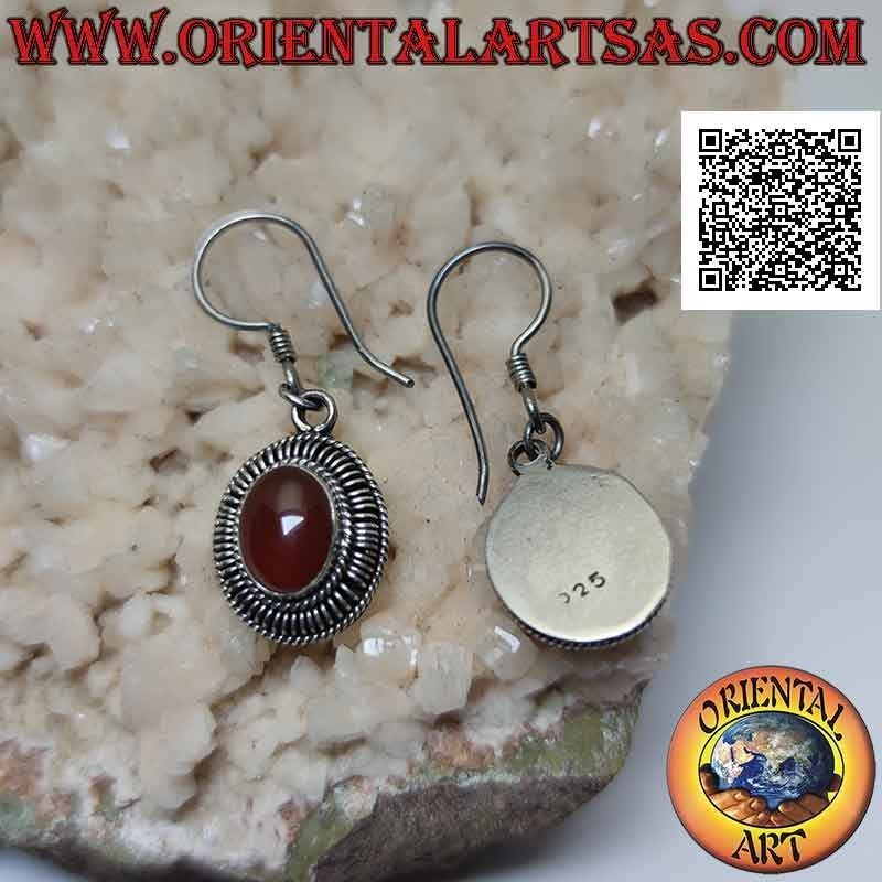 Silberne Hebelohrringe mit ovalem Karneol Cabochon und senkrecht gestreiftem Rahmen