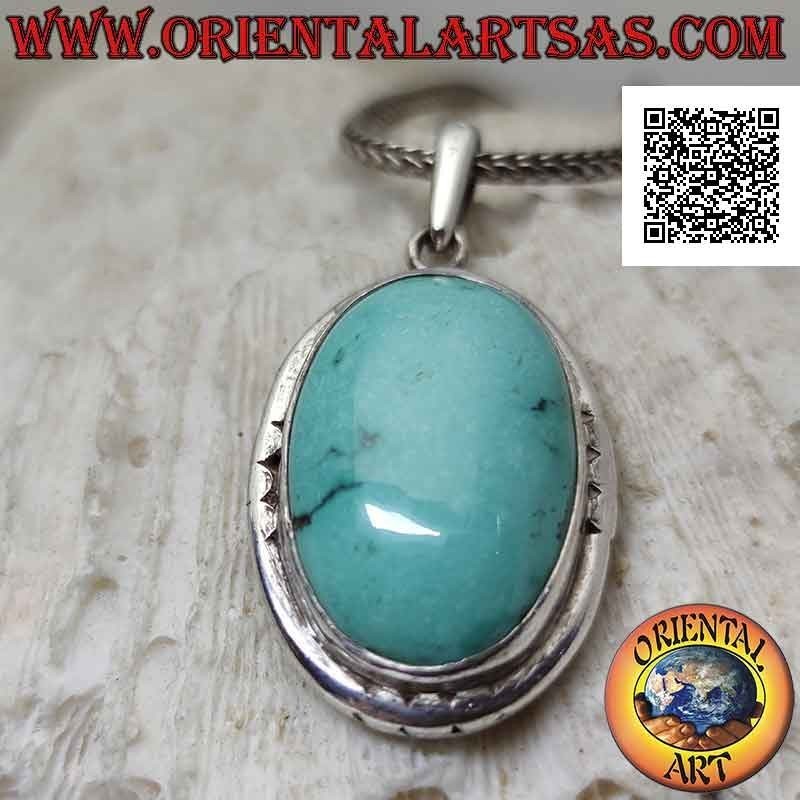 Colgante de plata con turquesa antigua ovalada y borde sobresaliente liso grabado en los puntos cardinales