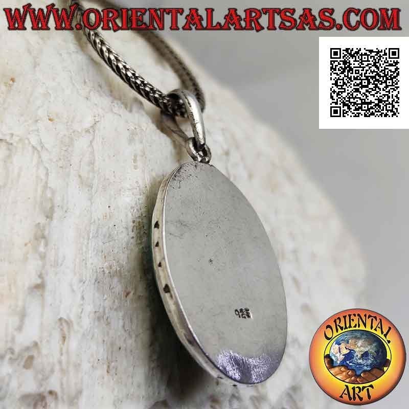 Colgante de plata con turquesa antigua ovalada y borde sobresaliente liso grabado en los puntos cardinales