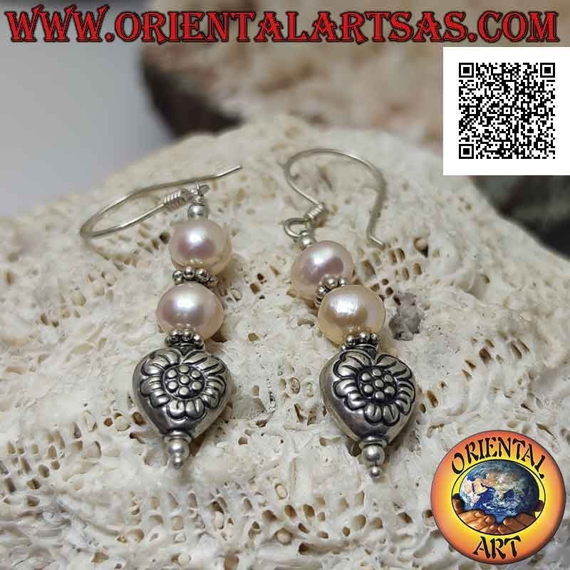 Pendientes de palanca de plata con dos perlas y corazón con colgantes de flores grabadas