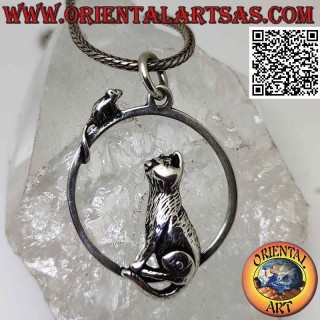 Pendentif en argent, le chat assis observant la souris sur le cercle