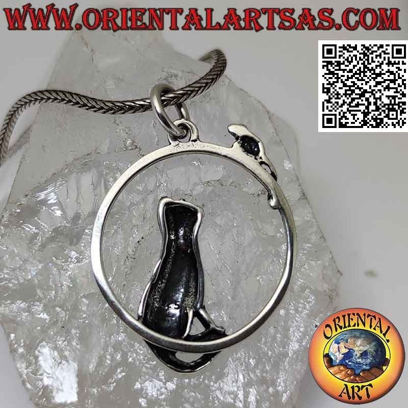 Pendentif en argent, le chat assis observant la souris sur le cercle