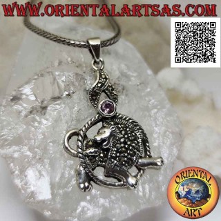 Colgante de plata en forma de león en círculo con melena y manto tachonado de marcasita y circonita rosa en la parte superior