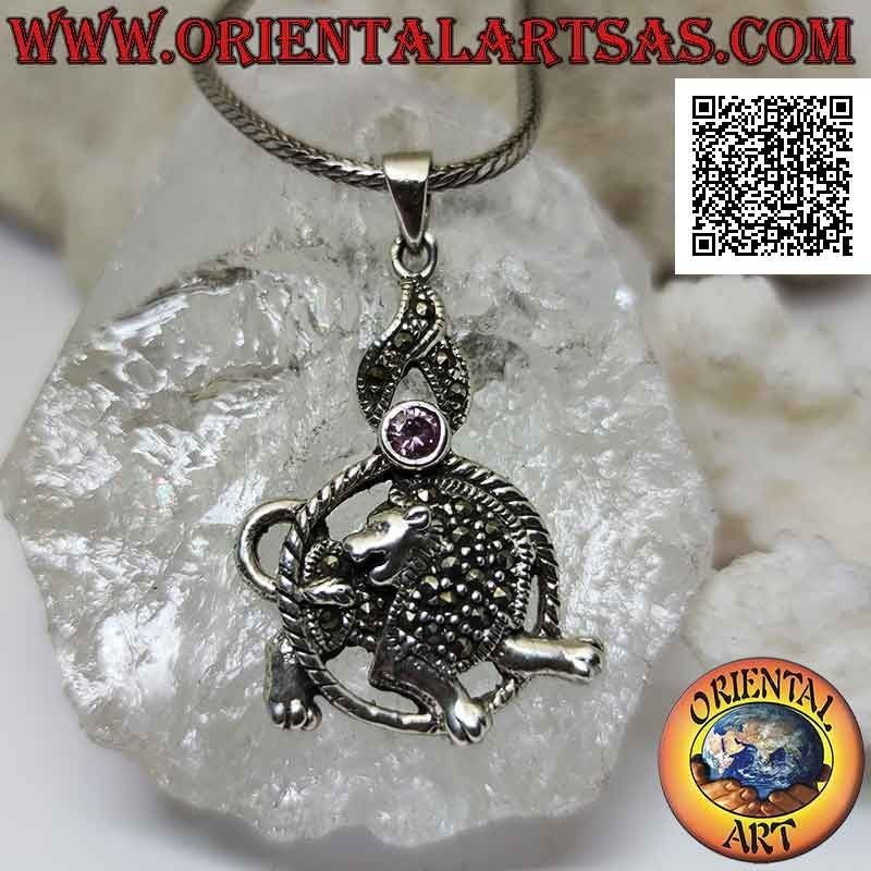 Pendentif en argent en forme de lion dans le cercle avec crinière et manteau parsemés de marcassite et de zircon rose au-dessus