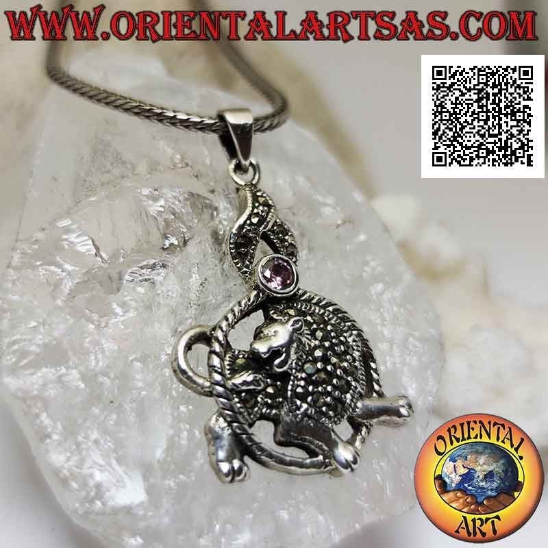 Pendentif en argent en forme de lion dans le cercle avec crinière et manteau parsemés de marcassite et de zircon rose au-dessus