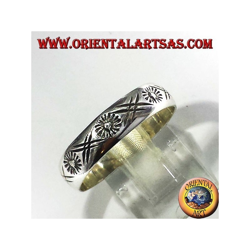 anneau de mariage gravé argent main soleil