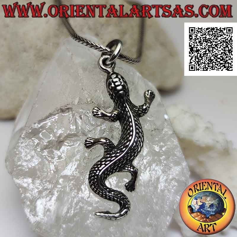 Ciondolo in argento a forma di lucertola con pelle a squame incise, in movimento sinuoso (grande)