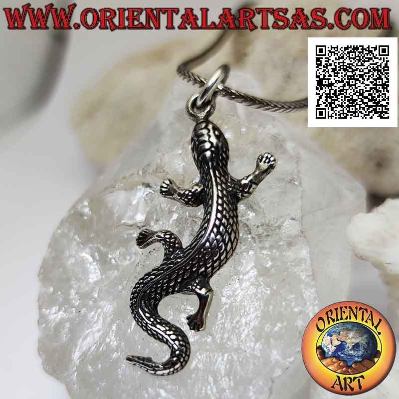 Ciondolo in argento a forma di lucertola con pelle a squame incise, in movimento sinuoso (grande)