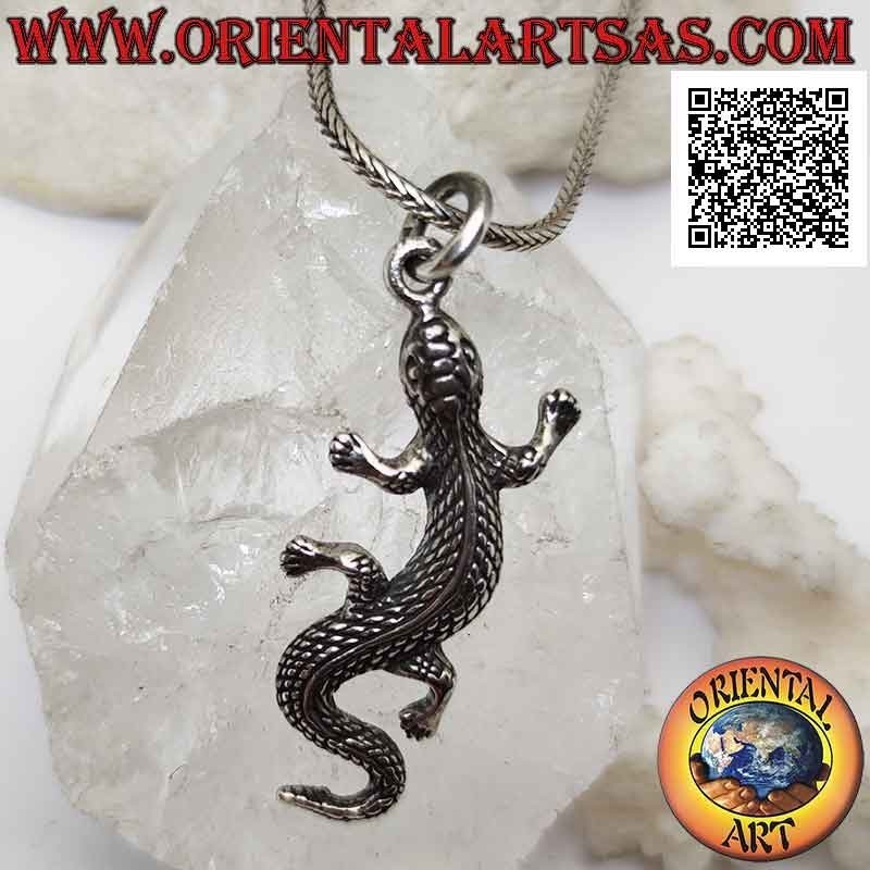 Silver pendant in the shape of a lizard with engraved scales skin, in sinuous movement (large)