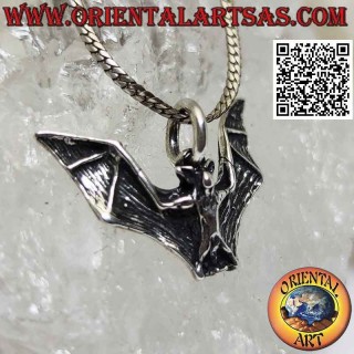 Pendentif en argent en forme de chauve-souris aux grandes ailes déployées