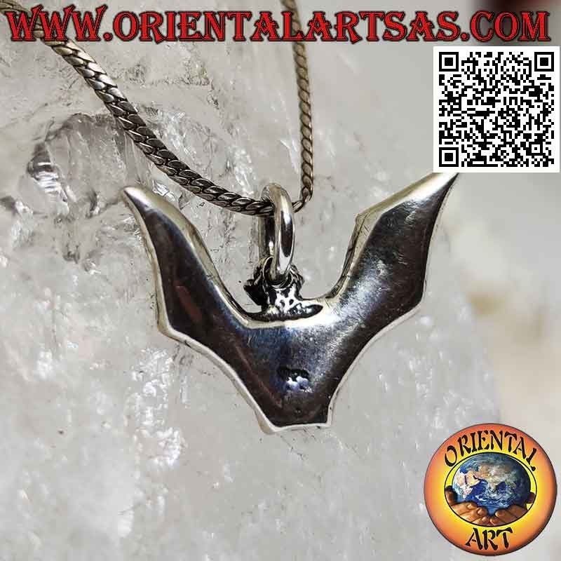 Ciondolo in argento a forma di pipistrello con grandi ali spiegate