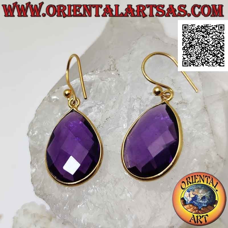 Pendientes de plata chapada en oro con amatista sintética en forma de lágrima facetada rodeada por un borde liso